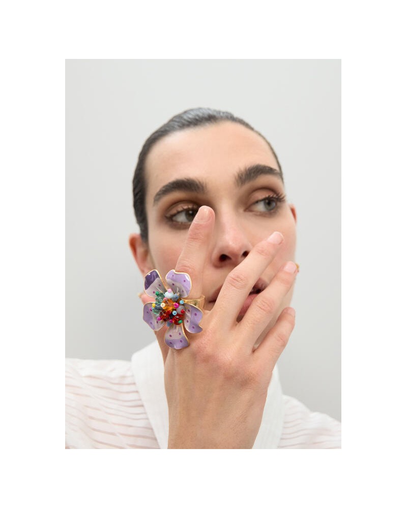 Anillo de flor lacada con abalorios Lola Casademunt