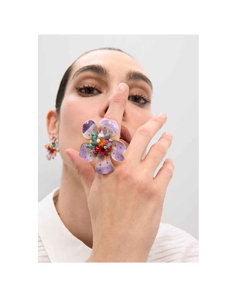Anillo de flor lacada con abalorios Lola Casademunt