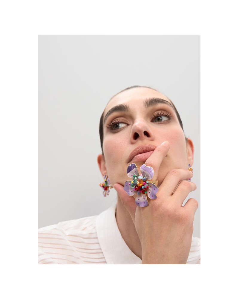 Anillo de flor lacada con abalorios Lola Casademunt