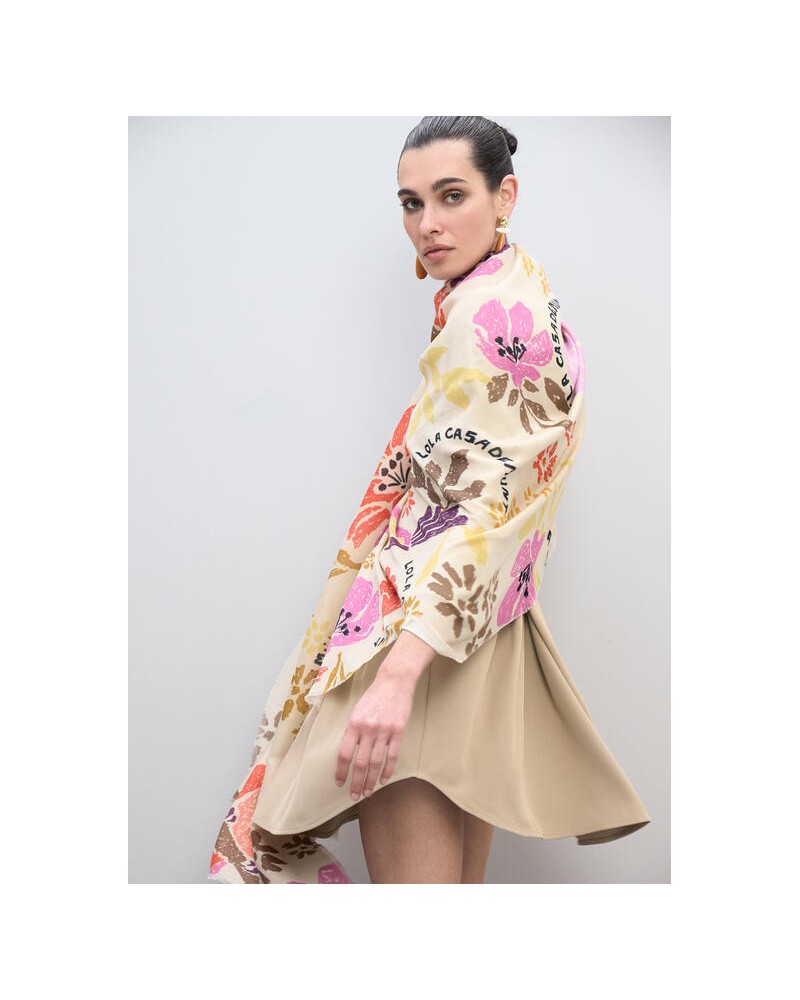 Fular estampado motivos florales aves Lola Casademunt