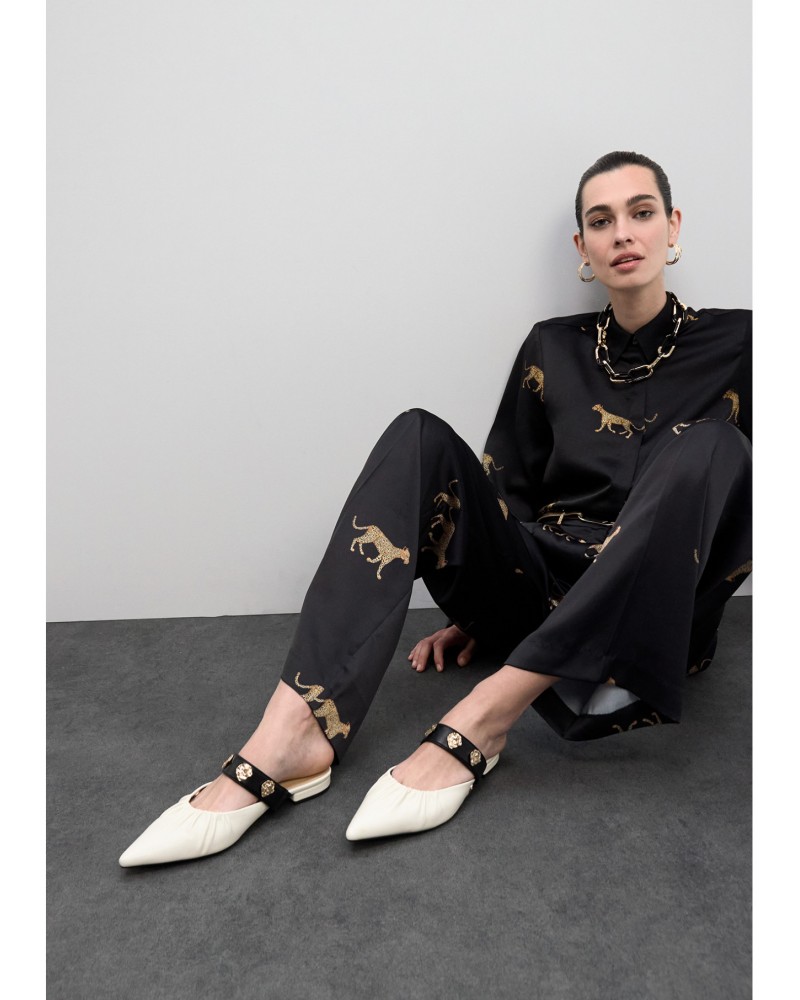 Zapato plano con elástico y apliques metalizados Lola Casademunt
