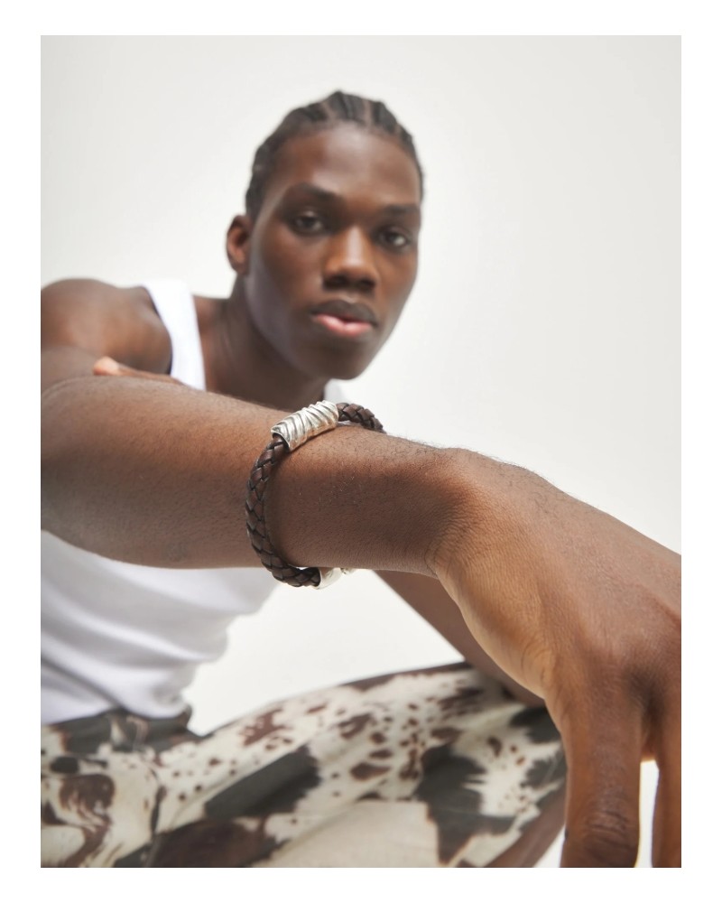 Pulsera cuero detalle plateado UNOde50