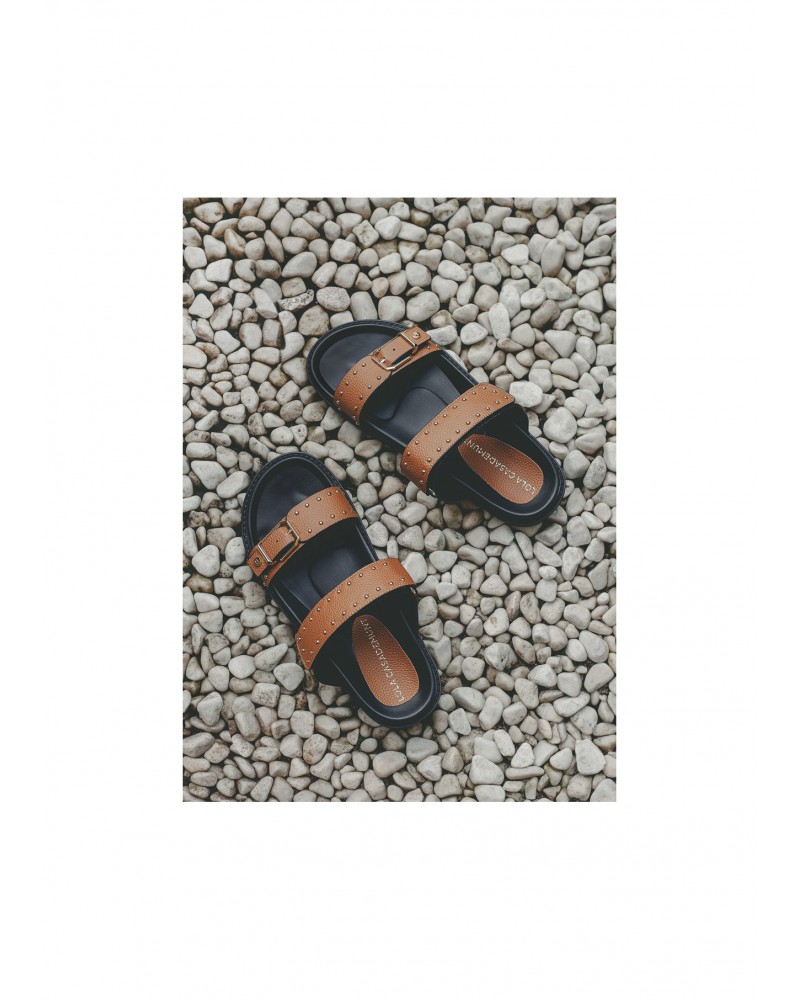 Sandalia plana camel Lola Casademunt