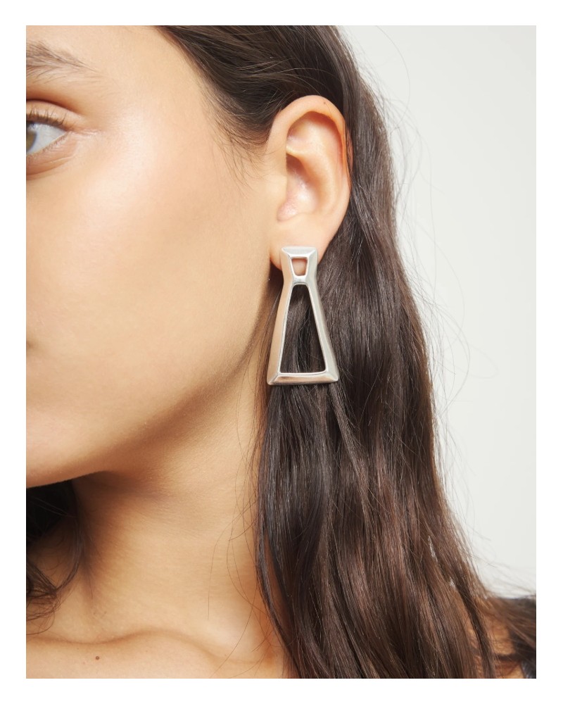 Pendientes triangulares plateados UNOde50