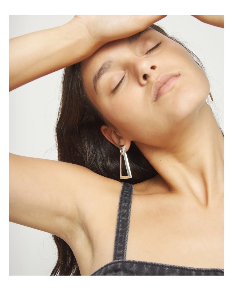 Pendientes triangulares plateados UNOde50